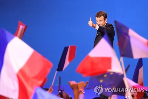 프랑스 대선이 중도신당 '앙 마르슈'('전진'이라는 뜻)의 에마뉘엘 마크롱 후보  [AFP=연합뉴스]
