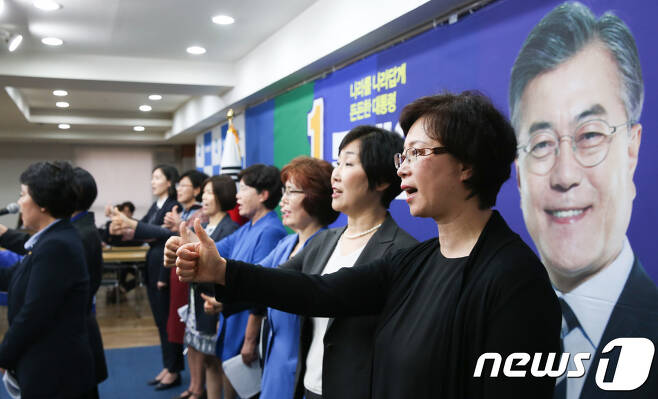예비역 여군들이 25일 서울 여의도 더불어민주당 중앙당사에서 문재인 대선 후보의 지지를 선언한 뒤 엄지손가락을 치겨세우고 있다. 2017.4.25/뉴스1 © News1 허경 기자