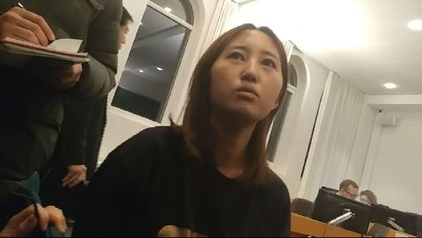 덴마크 올보르 법원에서 구금 연장 재판을 받기 전 기자들과 얘기하는 정유라씨./TV조선