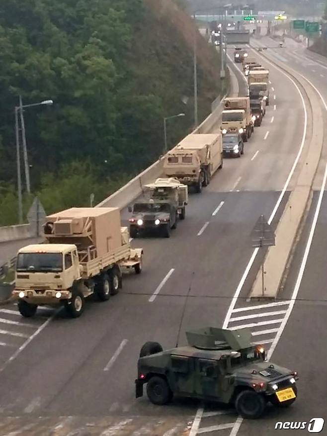 26일 오전 경북 성주골프장으로 사드(THAAD·고고도미사일방어체계)장비를 실은 트레일러가 경찰의 통제 속에 경부고속도로 성주 요금소를 통과하고 있다.(성주투쟁위원회 제공)2017.4.26/뉴스1 © News1 최창호 기자