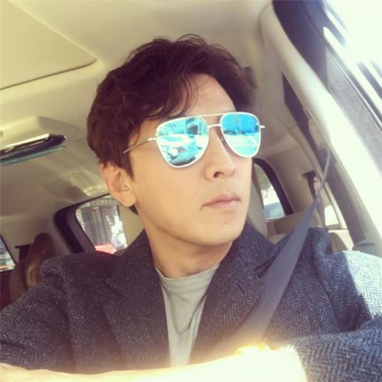 배우 박건형이 선글라스를 착용한 채 창밖을 바라보며 포즈를 취하고 있다/ 사진=박건형 인스타그램