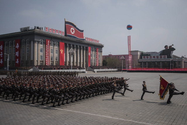 김일성 전 주석의 105번째 생일(태양절)인 4월15일을 맞아 북한 군인들이 평양 김일성광장에서 열병식을 하고 있다. AP 연합뉴스