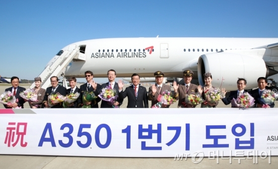 박삼구 금호아시아나그룹 회장(오른쪽 여섯번째)과 김수천 아시아나항공 사장(오른쪽 일곱번째)이 임직원들과 함께 도입 항공기 앞에서 기념촬영을 하고 있다. /사진제공=아시아나항공