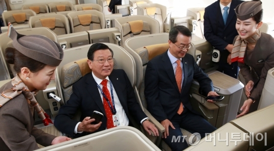 박삼구 금호아시아나그룹 회장(왼쪽 두번째)과 김수천 아시아나항공 사장(왼쪽 세번째)이 ‘A350 1호기’ 기내를 둘러보며 장비를 직접 체험해보고 있다.