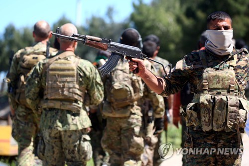 시리아 쿠르드계 민병대 '인민수비대'(YPG)가 이달 25일 터키군의 공습에 파괴된 지역을 통제하고 있다. [AFP=연합뉴스]