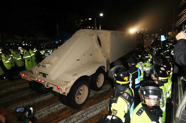 사드의 핵심장비인 X-밴드 레이더가 26일 경찰의 호위를 받으며 배치 장소인 경북 성주군 골프장으로 들어가고 있다.