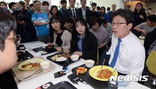 【경산=뉴시스】홍효식 기자 = 유승민 바른정당 대선후보가 27일 오후 경북 경산시 영남대 학생회관에서 학생들과 오찬 간담회를 하고 있다. 2017.04.27. yesphoto@newsis.com