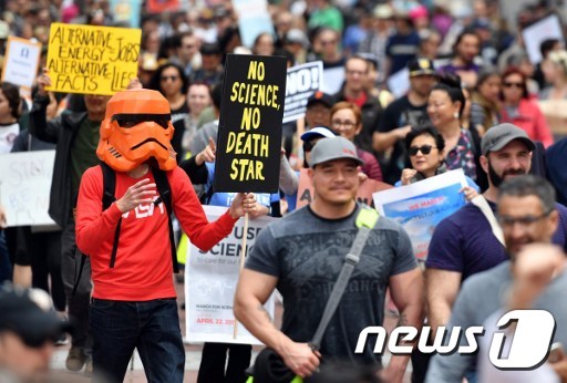 4월22일(현지시간) 미국 샌프란시스코에서 열린 '과학을 위한 행진'에서 과학계 종사자들이 도널드 트럼프 대통령의 환경 정책에 항의하고 있다. © AFP=뉴스1