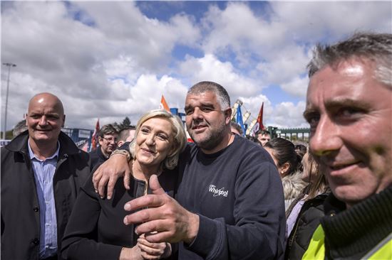 26일 아미앵에서 월풀 공장 노동자들의 환대 속에 사진촬영을 하고 있는 마린 르펜(왼쪽) 국민전선 후보. (사진=EPA연합)
