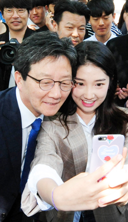 유승민 후보가 27일 경북 경산 영남대에서 대학생들과 휴대폰으로 사진을 찍고 있다. /김종호 기자