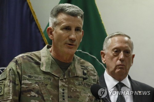 지난 24일 아프가니스탄 수도 카불에서 존 니컬슨(왼쪽) 아프간 주둔 미군 사령관과 제임스 매티스 미국 국방장관이 기자회견을 하고 있다.[AFP=연합뉴스 자료사진]