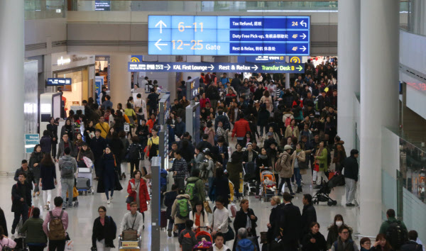 2016년 2월 4일 아침 인천국제공항 면세점에 출국을 기다리는 승객들로 붐비고 있다. / 오종찬 기자