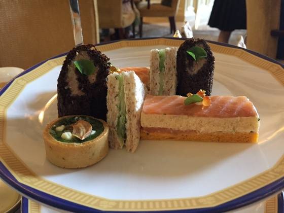 3단 트레이의 중간 접시. 고전적인 오이 샌드위치와 연어 샌드위치, 고기를 으깨 초코빵 사이에 넣은 샌드위치, 채식주의자를 위한 시금치 타르트가 나왔다.윤경희 기자