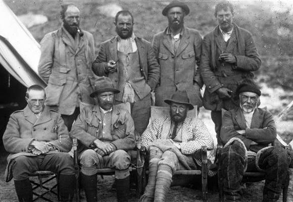 1924년 에베레스트 등반 도중 실종된 조지 맬러리의 시신이 1999년 5월 1일 발견됐다. 사진은 1921년 '탐험대'의 맬러리(뒷줄 맨 왼쪽). en.wikipedia.org