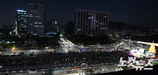 지난 29일 오후 서울 광화문광장에서 열린 '제23차 범국민행동의 날' 촛불집회 참가자들이 촛불을 들고 파도타기 퍼포먼스를 선보이고 있다. (사진=황진환 기자)