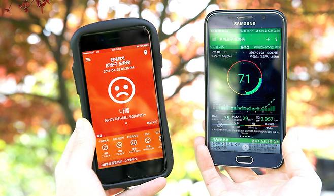 시민들은 미세먼지 기초정보를 각자 얻기 위해 애플리케이션을 사용한다. 28일 스마트폰에서 '미세미세'(사진 왼쪽)와 '대기오염정보' 앱으로 확인한 미세먼지 수치. 사진 김경호 선임기자 jijae@hani.co.kr