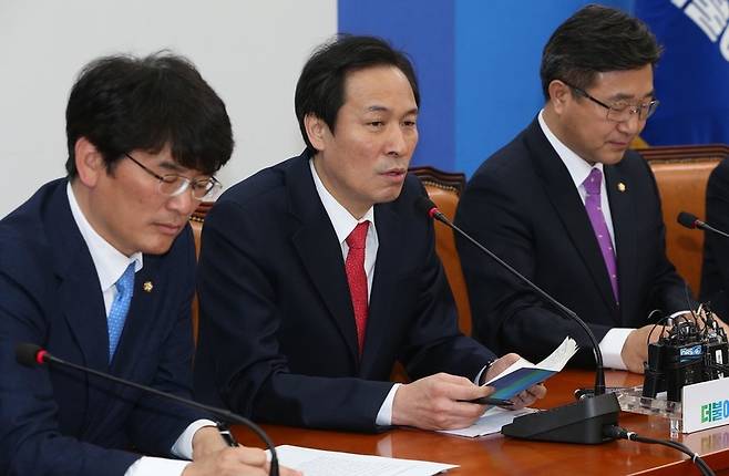 우상호 더불어민주당 우상호 원내대표(가운데), 강창광 기자 chang@hani.co.kr