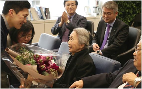 지난달 24일 서울 연세대학교 학술정보관에서 열린 ‘안중근 사료센터 개소식’에서 안중근 의사 동생인 안정근 선생의 둘째 며느리 박태정 여사(85)가 센터 관계자들로부터 꽃다발을 받고 있다. 연세춘추 제공