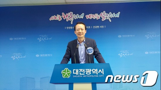 한국국민당 이경희 대선 후보가 4일 오후 대전시청 브리핑룸에서 기자회견을 갖고 "푸대접이나 무대접 받는 지역 차별이 없는 대한민국을 만들 것"이라고 강조하고 있다. © News1