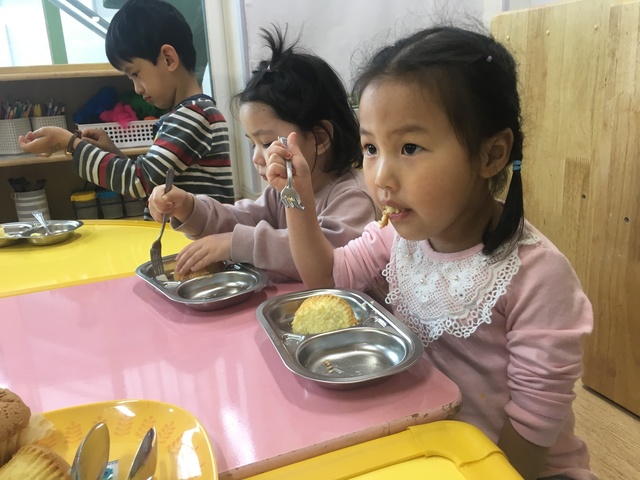 지난달 28일 경기 군포의 이주아동 어린이집에서 아이들이 점심을 먹기 전 식사예절 관련 노래영상을 보고 있다.