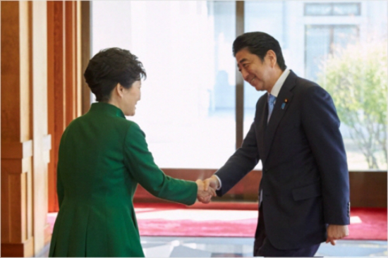 박근혜 대통령과 아베 일본 총리 (사진=청와대 제공)