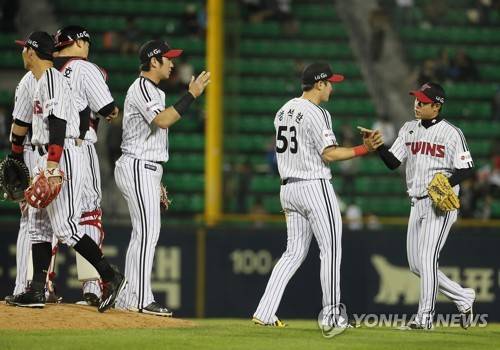 (서울=연합뉴스) 이지은 기자 = 4일 오후 서울 잠실야구장에서 열린 프로야구 NC와 LG의 경기에서 3대4로 이긴 LG 선수들이 기뻐하고 있다. 2017.5.4 jieunlee@yna.co.kr