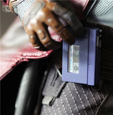 가디언즈 오브 갤럭시2의 주인공 피터 퀼은 휴대용 카세트 테이프 재생기기 워크맨을 항상 소지하고 다닌다.