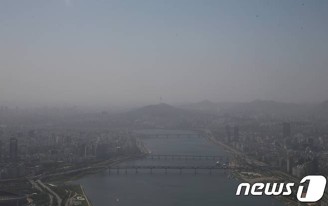 서울 송파구 롯데월드타워에서 바라본 서울 시내. /뉴스1 © News1 송원영 기자