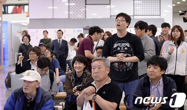 제19대 대통령 선거일인 9일 오후 서울역에서 유권자들이 방송3사 출구조사 결과를 지켜보고 있다. 2017.5.9/뉴스1 © News1 안은나 기자