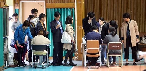 People cast ballots in Gwangju on May 9, 2017. (Yonhap)