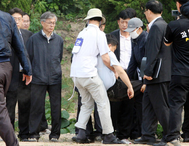2009년 6월 2일 봉하마을에서 문재인 당시 전 청와대 비서실장이 현장검증을 지켜보고 있다.송봉근 기자