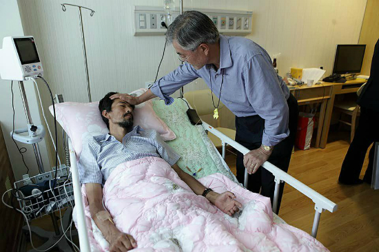 2014년 세월호 유가족 故 김유민 양의 아버지 김영오 씨가 46일째 이어오던 단식을 중단하기로 결정한 후 병문안을 온, 당시 문재인 의원. (사진=자료사진)