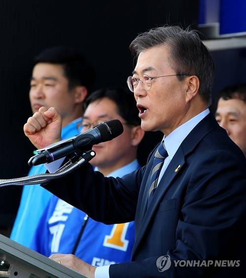(익산=연합뉴스) 황광모 기자 = 더불어민주당 문재인 대선후보가 29일 오후 전북 익산 익산역 동측광장에서 열린 유세에서 지지를 호소하며 연설을 하고 있다. 2017.4.29 hkmpooh@yna.co.kr