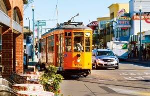 샌프란시스코의 대표적인 대중교통 중 하나인 뮤니 버스.