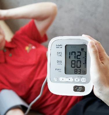 [헬스조선]고혈압 환자는 나트륨 섭취를 줄이고, 가정혈압을 측정하고, 임의로 약을 끊지 말아야 한다/사진=조선일보 DB