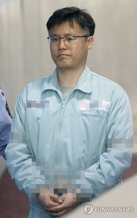 (서울=연합뉴스) 윤동진 기자 = 정호성 전 청와대 부속비서관이 17일 오전 서초구 서울중앙지방법원에서 열린 이재용 삼성전자 부회장을 비롯한 삼성그룹 전·현직 임원들의 속행공판에 증인으로 출석하기 위해 호송차에서 내려 법정으로 향하고 있다. 2017.5.17 mon@yna.co.kr