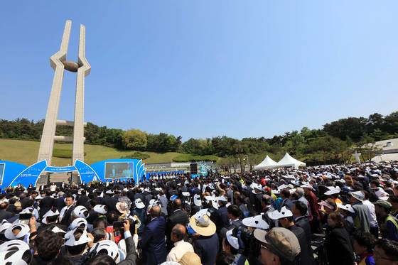 18일 오전 광주 북구 운정동 국립 518민주묘지에서 제37주년 5·18 민주화운동 기념식이 엄수되고 있다. 사진공동취재단