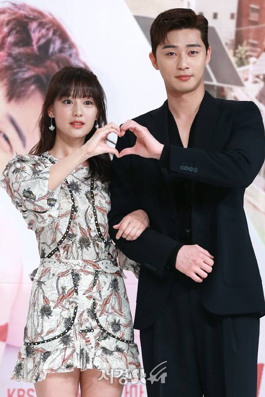 배우 김지원, 박서준이 18일 오후 서울 영등포구 타임스퀘어 아모리스홀에서 열린 KBS2 ‘쌈, 마이웨이’ 제작발표회에 참석해 포즈를 취하고 있다.