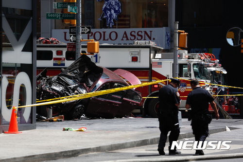 【뉴욕=AP/뉴시스】18일(현지시간) 미국 뉴욕 타임스스퀘어 45번가와 브로드웨이 사이에 부서진 차량이 보이고 있다. 이날 뉴욕 타임스스퀘어에  차량이 돌진해 1명이 사망하고 20여 명이 부상했다고 현지 경찰이 밝혔다. 2017.05.19