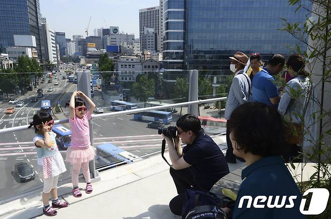 20일 오전 국내 최초의 공중보행로로 재거듭난 '서울로 7017'에서 시민들이 기념사진을 찍고 있다. 2017.5.20 © News1 신웅수 기자