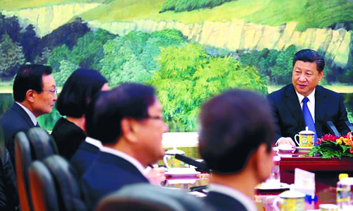 중국 특사인 이해찬 전 국무총리(맨 왼쪽)가 19일 베이징 인민대회당에서 시진핑 중국 국가주석을 만나고 있다. 하지만 시 주석은 테이블 가운데 앉고, 이 전 총리는 아랫사람 대하듯 오른쪽에 앉혀 논란이 됐다. 중국은 이전에 한국 특사를 맞을 때는 정상과 나란히 자리를 배치했다. 공동취재단