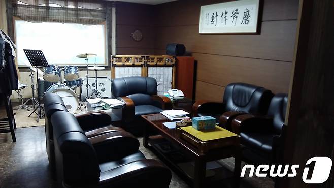 교직원 채용비리로 경찰에 적발된 사립학교법인 설립자가 사용한 사무실.(경기남부지방경찰청 제공) © News1