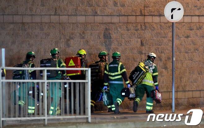 맨체스터 폭발 현장에 의료진과 구조대가 긴급 투입됐다. © AFP=뉴스1
