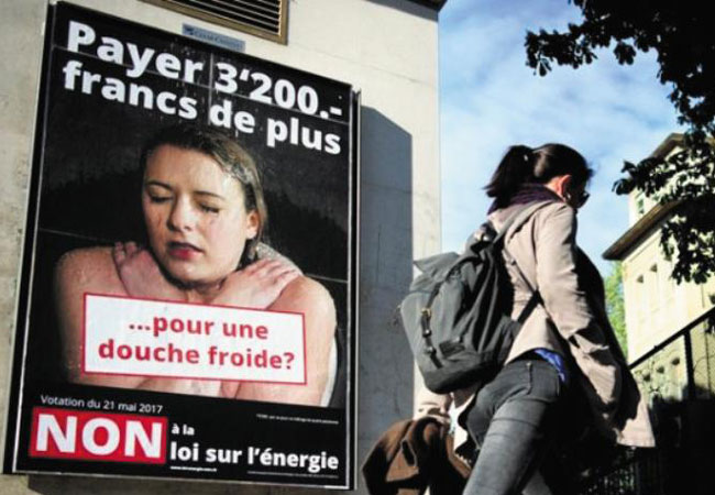 스위스 야당 국민당의 원전 포기 반대 포스터가 제네바의 한 건물 벽에 걸려 있다. 포스터에는 ‘3200스위스 프랑 더 내고도 차가운 물로 샤워하시겠습니까’라는 문구가 적혀 있다. /프랑스어권 매체‘20minutes’