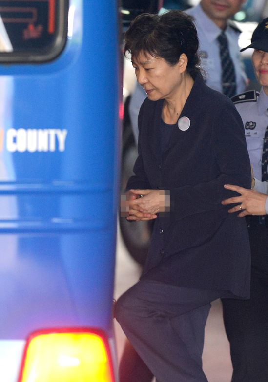 박근혜 전 대통령이 첫 재판을 마친 뒤 서울구치소로 이동하기 위해 호송차를 타고 있다. /사진=뉴스1