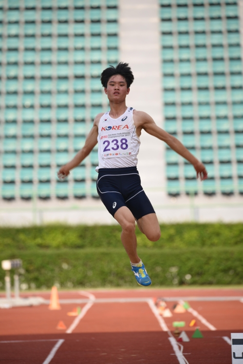 (서울=연합뉴스)  이승준(17·유신고)가 22일 태국 방콕 수파찰라사이 내셔널스타디움에서 열린 제2회 아시아청소년육상선수권대회 남자 멀리뛰기에서 도약하고 있다. 이승준은 7m49로 우승했다. [대한육상연맹 제공]