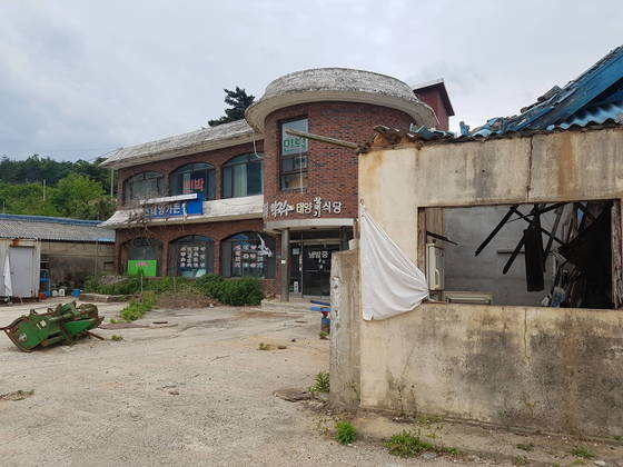금강산 관광 중단 이후 사실상 폐허가 된 강원도 고성군 현내면 명파리 마을의 한 식당. 박진호 기자