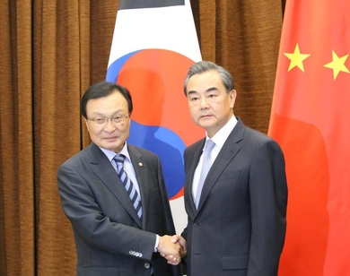 문재인 대통령의 중국 특사 이해찬 전 총리(왼쪽)가 왕이 중국 외교부장과의 회담에 앞서 악수하고 있다. /베이징 공동취재단