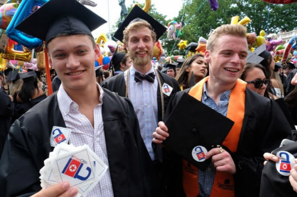 지난 20일 졸업식장에서 버지니아대 졸업생들이 오토의 석방을 호소하는 인공기 스티커를 여러장 들고 있다. 졸업가운과 모자에 붙인 것도 보인다.     워싱턴포스트 홈페이지 캡처