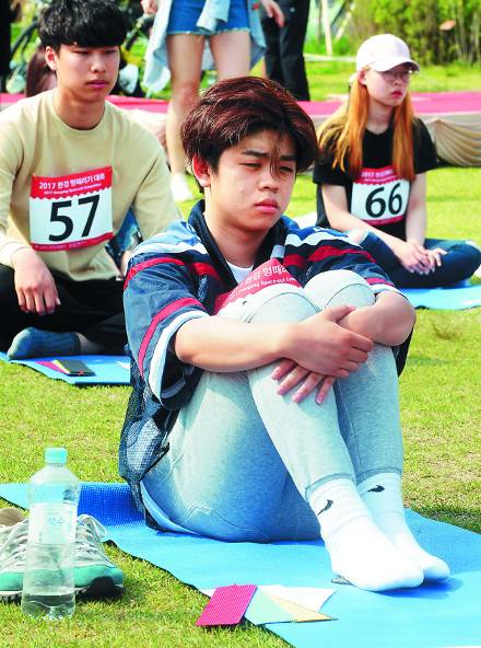 지난달 30일 서울 마포구 망원한강공원에서 ‘2017 한강 멍때리기 대회’에 출전한 가수 MC그리가 멍하니 앉아 있다.